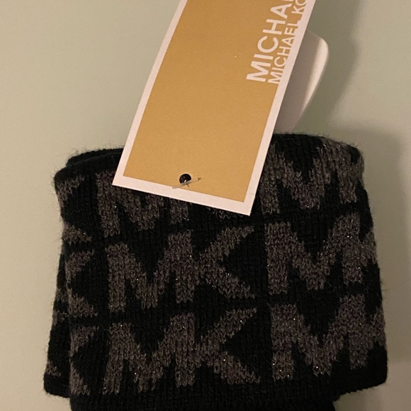 NWT Brand new Michael Kors gloves and scarf combo - Picture 4 of 6